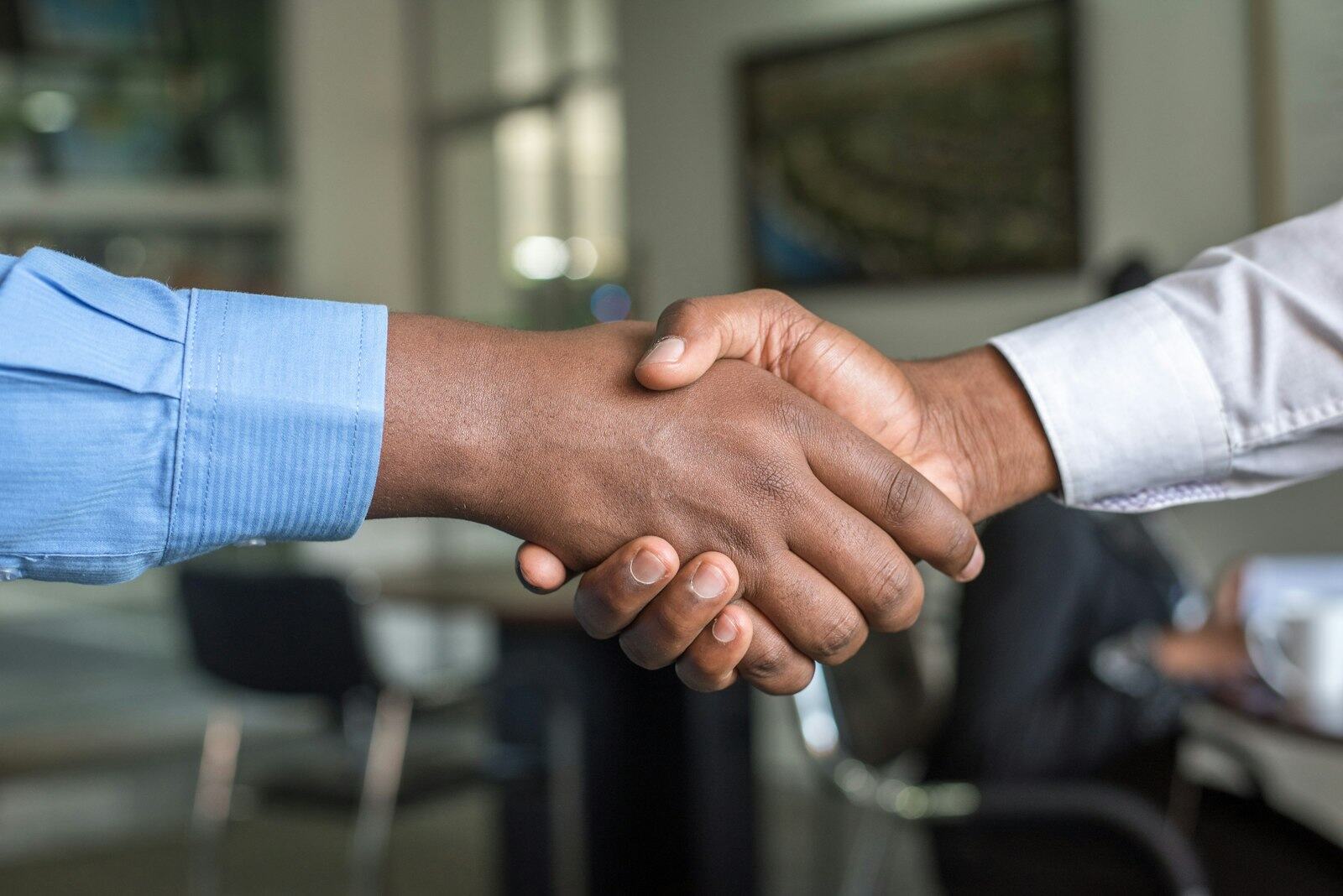 Aperto de mãos em reunião de negócios