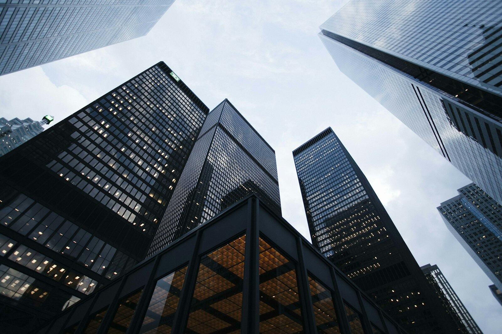 Edifícios corporativos vistos de baixo